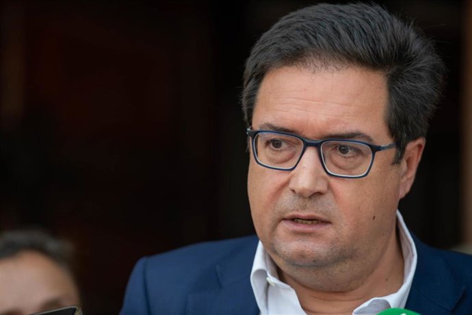 El ministro para la Transformación Digital y de la Función Pública, Óscar López, ofrece declaraciones a los medios durante su visita al Corral de Comedias, a 10 de julio de 2025, en Almagro, Ciudad Real, Castilla-La Mancha (España). 