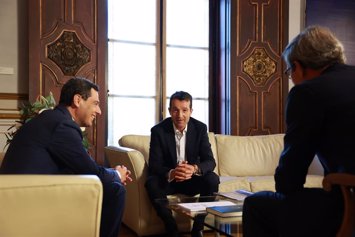 El presidente de la Junta de Andalucía, Juanma Moreno, ha recibido en el Palacio de San Telmo al presidente ejecutivo de Indra, Ángel Escribano. También ha estado presente el consejero de Industria, Energía y Minas, Jorge Paradela.