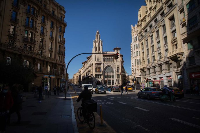Archivo - Coches circulan por Via Laietana, antes de ser peatonal, a 17 de febrero de 2022, en Barcelona, Catalunya (España). 