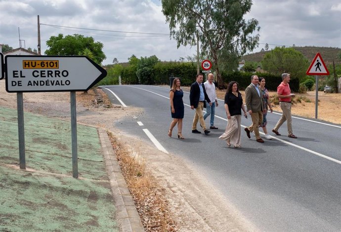 El presidente de la Diputación, David Toscano, visita la zona de las obras.