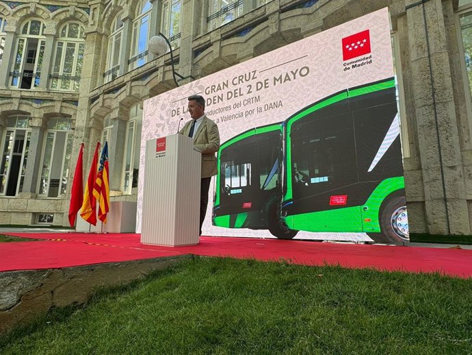El conseller d'Infraestructures, Vicente Martínez Mus, en un acte celebrat a Madrid en homenatge als conductors del Consorci Regional de Transports de Madrid (CRTM) pel seu servici en la dana