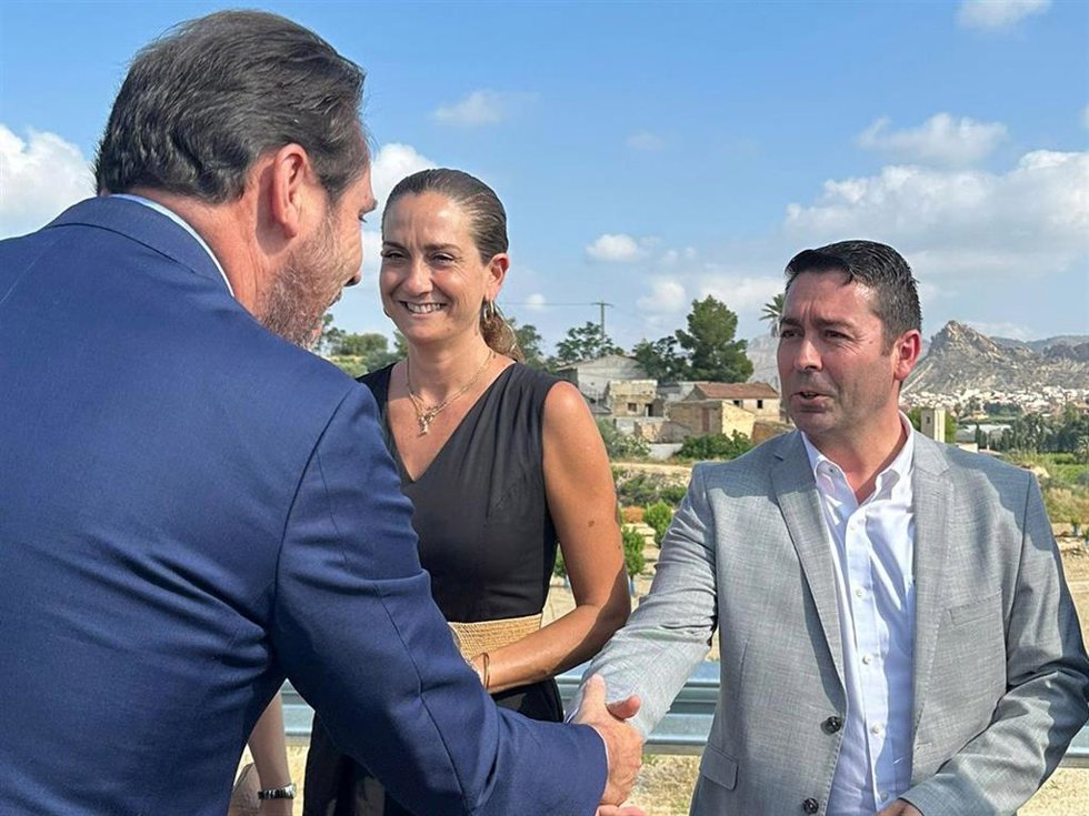 El alcalde de Las Torres de Cotillas, Pedro José Noguera, saluda al ministro de Transportes y Movilidad Sostenible, Oscar Puente, en la inuguración de los dos primeros tramos del Arco Noroeste de Murcia