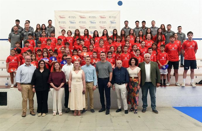 La Diputación pone en marcha un plan para modernizar los trinquets y "garantizar el futuro de la pilota" 