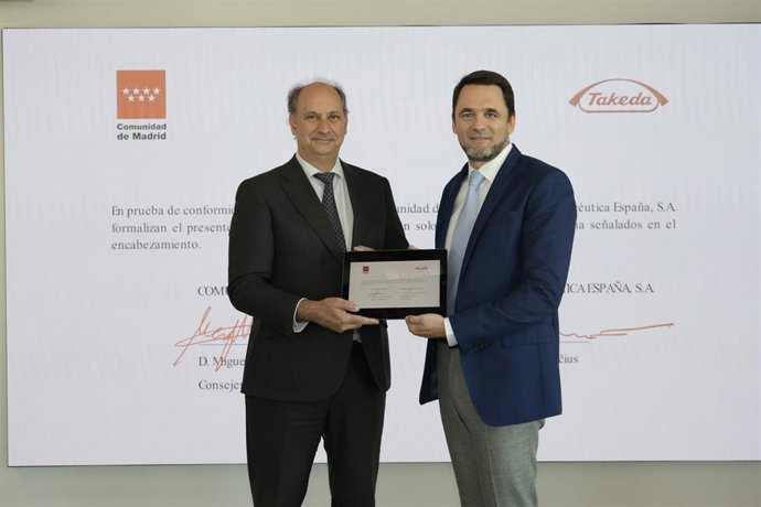 El consejero de Digitalización, Miguel Lópe-zValverde, y el general manager de Takeda, Andrius Varanavicius