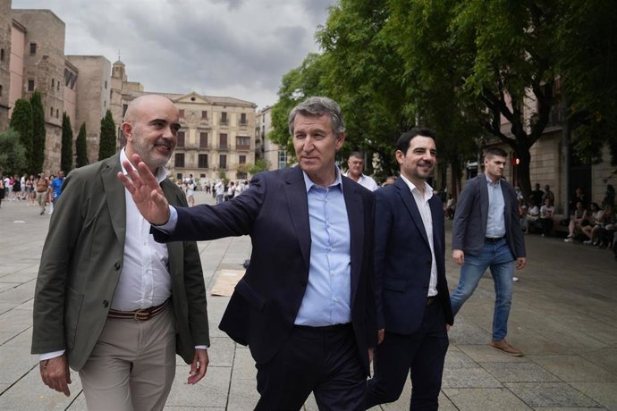 El presidente del Partido Popular, Alberto Núñez Feijóo (c), el presidente del PP de Barcelona, y diputado del parlament, Manuel Reyes (d), y el concejal del PP en el Ayuntamiento de Barcelona, Daniel Sirera (i).