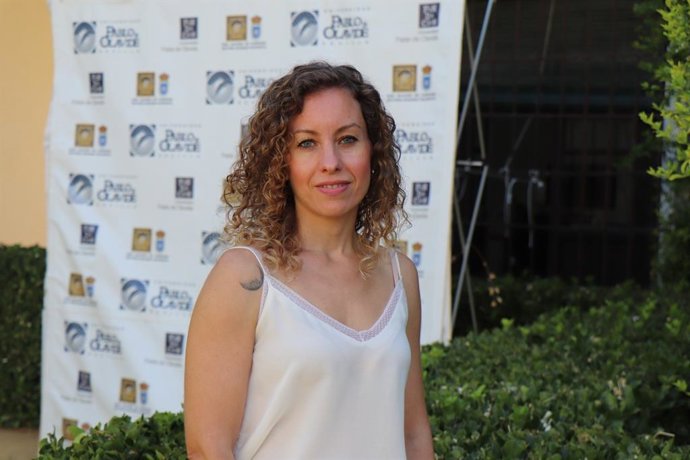 La psicóloga sanitaria experta en imagen corporal, Mar Suárez, posando tras su conferencia 'Inflamación y autoestima: cuando el cuerpo y la mente dialogan' de uno de los Cursos de Verano de la UPO