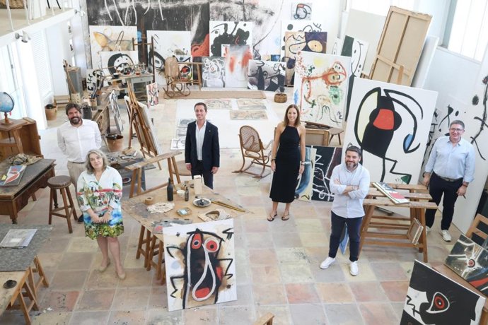 Visita de las autoridades insulares a la Fundación Pilar y Joan Miró
