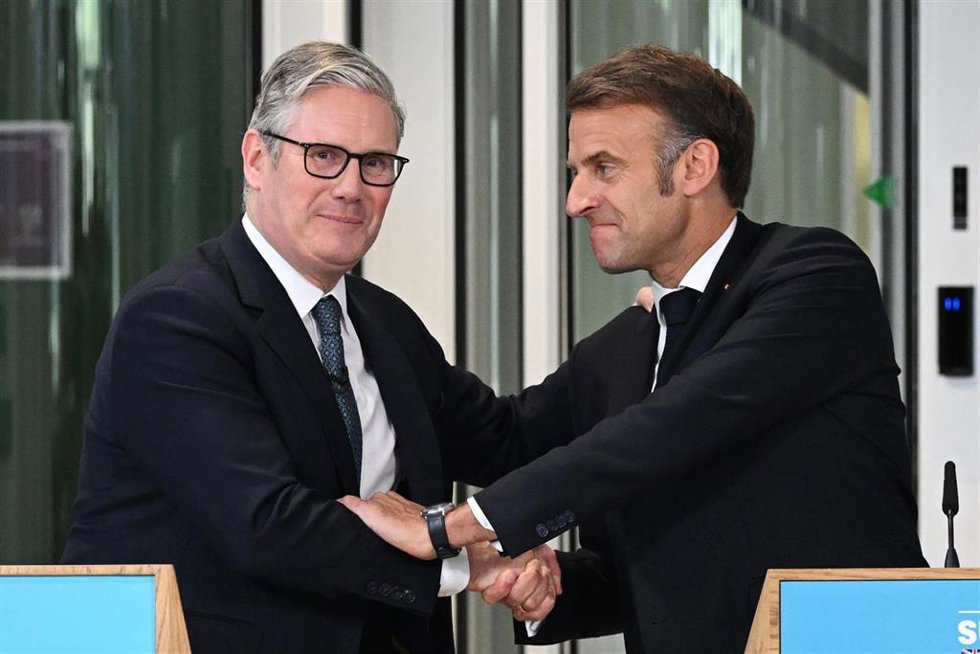 El primer ministro británico, Keir Starmer, y el presidente de Francia, Emmanuel Macron, se saludan tras anunciar el jueves un paquete de acuerdos bilaterales en Londres.