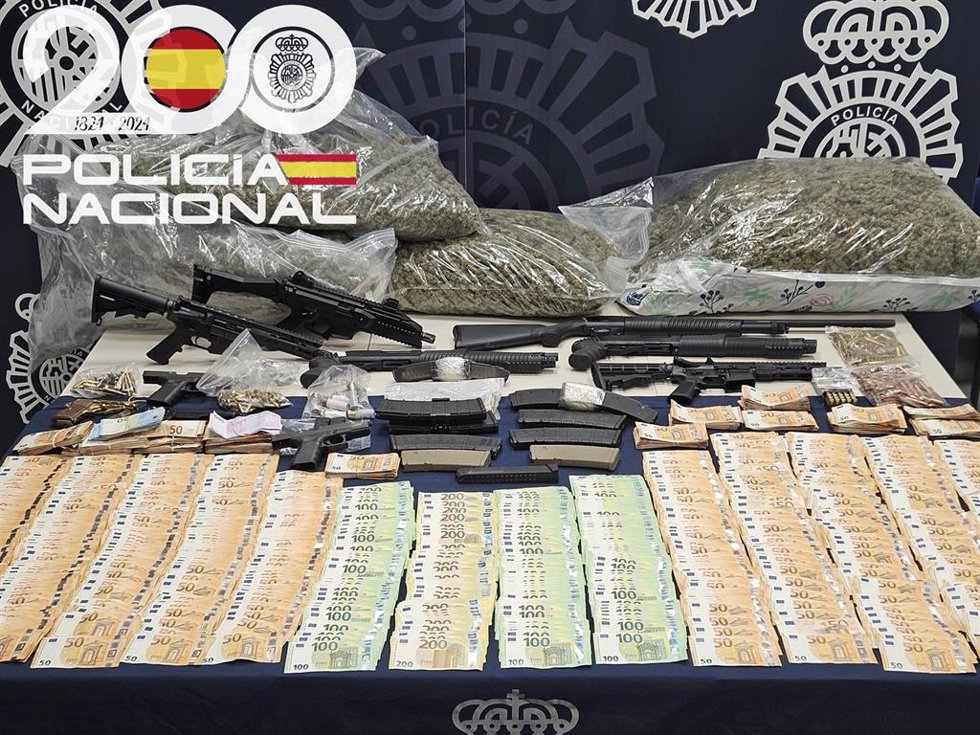 Armas, drogas y dinero incautado en las dos operaciones policiales en Sevilla.