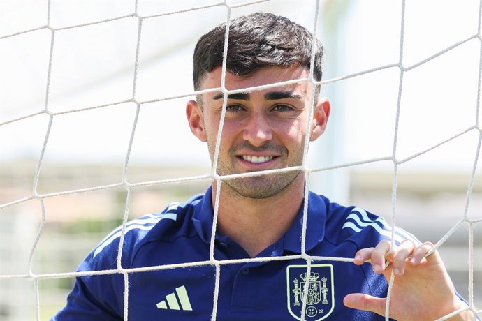 Archivo - Alberto Moleiro of Spain U21,  poses for photo during an interview for Europa Press prior to the UEFA European Under 21 Championship at Ciudad del Futbol on June 05, 2025, in Las Rozas, Madrid, Spain.
