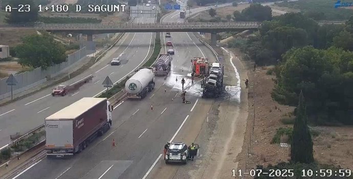 Ferit un home en un incendi d'un vehicle dins d'un camió portacotxes en A-23 a Sagunt