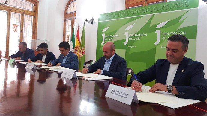 Firma de los convenios.