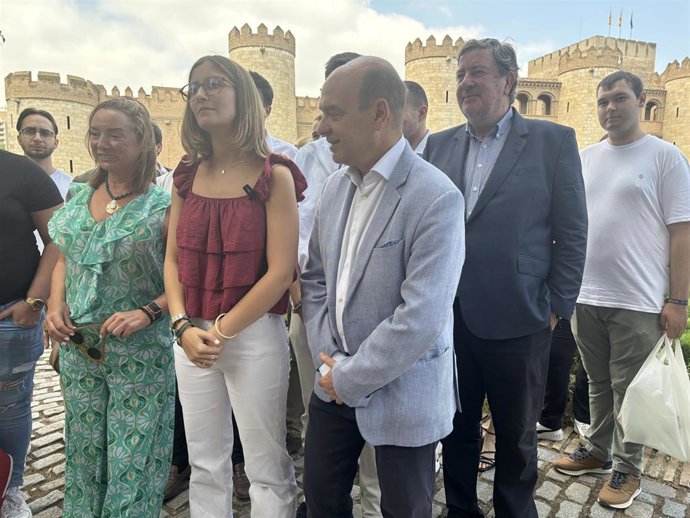 La diputada autonómica catalana Júlia Calvet y diputados y jóvenes de Vox en Aragón.