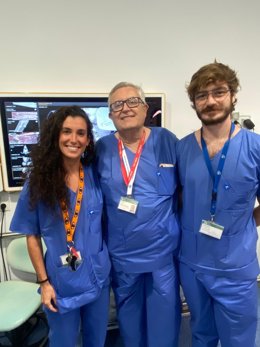 El doctor Alamillos, en el centro, junto a otros profesionales del servicio.