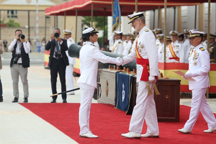 El Rey Felipe VI durante el acto de entrega de Reales Despachos y nombramientos de los nuevos suboficiales del Cuerpo General de la Armada y del Cuerpo de Infantería de Marina. A 11 de julio de 2025, en San Fernando, Cádiz (Andalucía, España). El Rey Feli