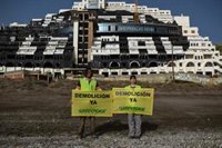 Greenpeace acusa a Carboneras (Almería) de "dilatar" sus actos sobre el Algarrobico tras aprobar revisar su licencia
