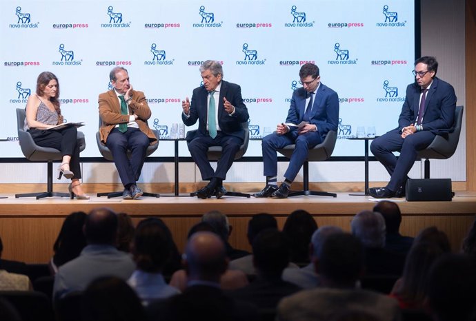 (I-D) La Jefa de Salud e Infosalus de Europa Press, Cristina Velázquez, el consejero Delegado de la Agencia de Contratación Sanitaria de la Comunidad de Madrid, José Nieves, el CEO de ASISA, Enrique de Porres, el secretario General de ASPE, Luis Mendicuti