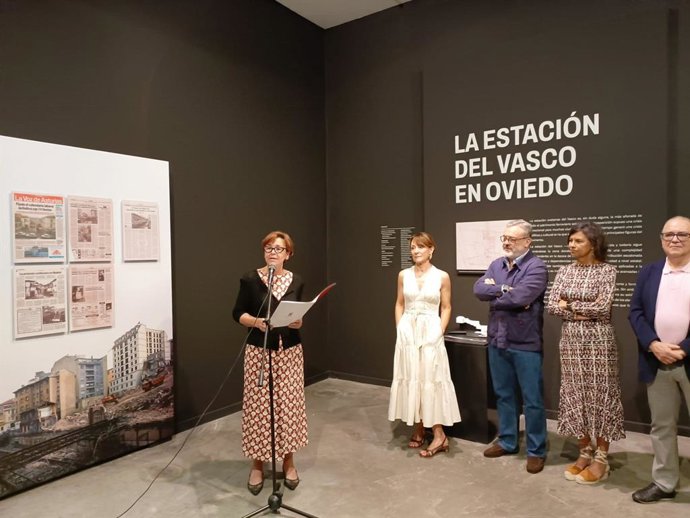 La alcaldesa de Gijón, Carmen Moriyón, inaugura, en el Museo del Ferrocarril, la exposición 'La Estación del Vasco en Oviedo'.