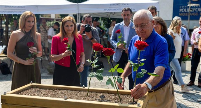 Ofrenda floral en Ermua en recuerdo de Miguel Ángel Blanco y Sotero Mazo.