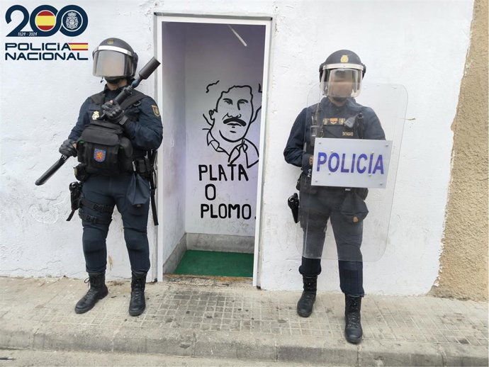 Agentes de la Policía Nacional frente a la entrada del punto de venta de droga en Palma.