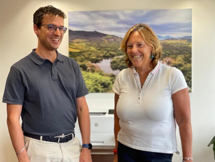 El comisario de aguas de la Confederación Hidrográfica del Cantabrico,  Alejandro Barriuso, y la presidenta, Bárbara Monte.