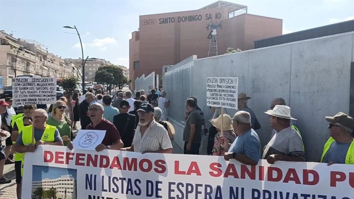 Protestas a las puertas del nuevo IES Azorín en Petrer (Alicante) este viernes