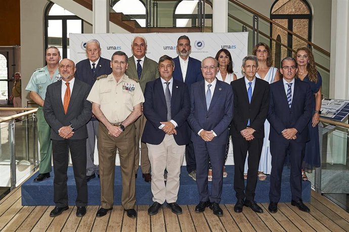 Amador Enseñat y Berea, Jefe del Estado Mayor de España, junto al rector de la UMA, Juan Teodomiro López; el alcalde de Málaga, Francisco de la Torre; y el presidente de la Fundación Unicaja, José M. Domínguez, entre otros.