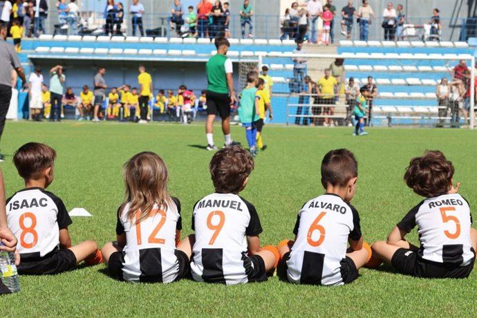 Niños en un campo de futbol pertenecienes a un club local del Ayuntamiento de Alcalá.