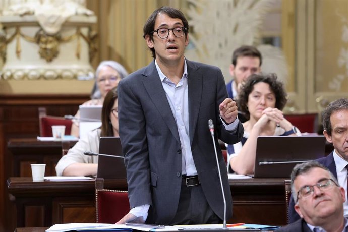 Archivo - El portavoz del grupo parlamentario socialista del Parlament Balear, Iago Negueruela, durante una sesión de control al Govern balear.