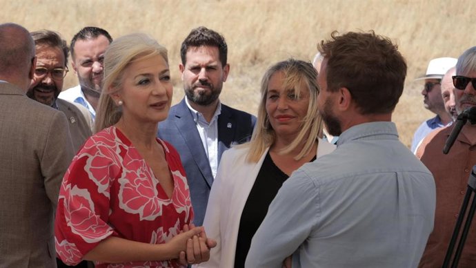 La consejera de Cultura, Patricia del Pozo, a la izquierda en la imagen, junto a la alcaldesa de Las Gabias, María Merinda Sádaba