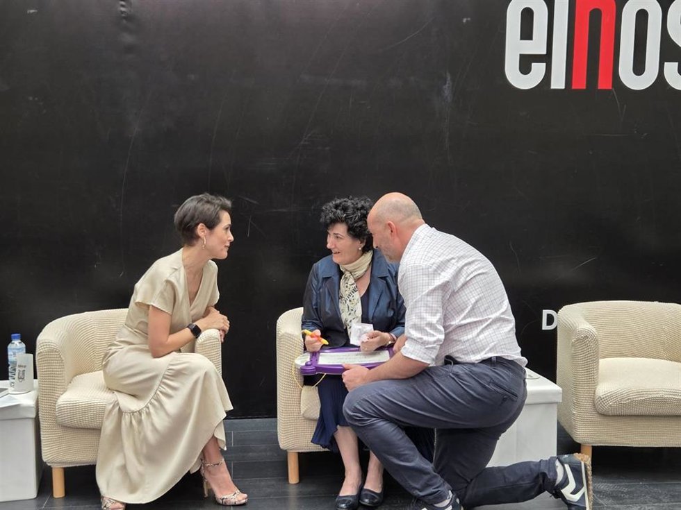 La presidenta de la Diputación de Badajoz conversa con Pepi Ordóñez, autora del libro Vivir con fecha de caducidad'