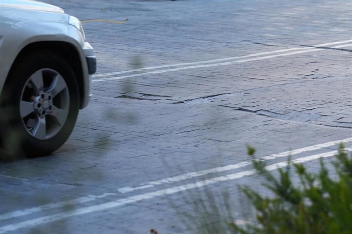 Un coche pisa la calzada de la calle Pi i Margall, a 19 de junio de 2025, en Barcelona.