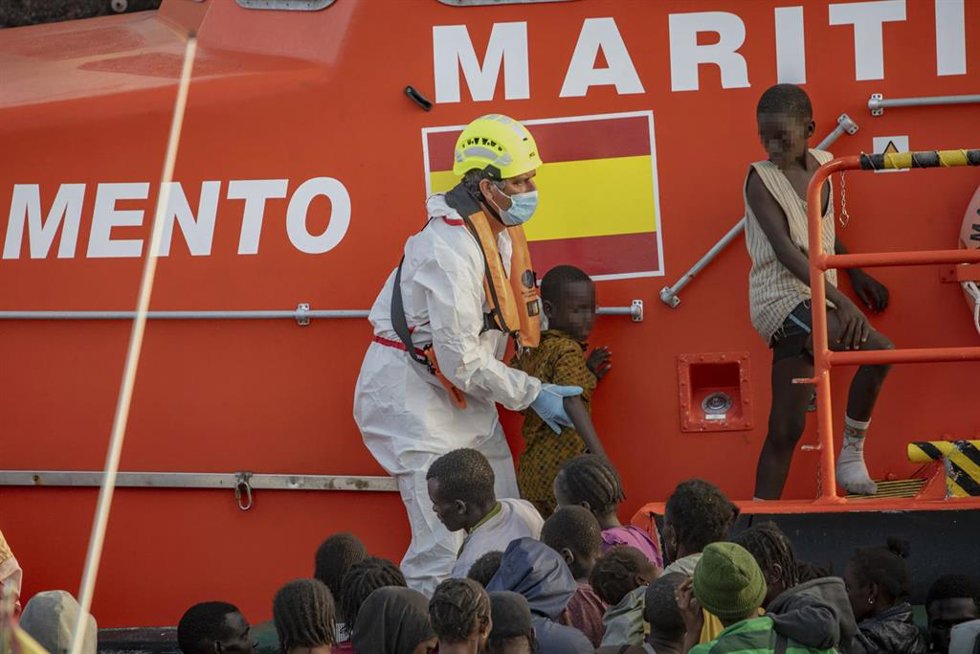 Archivo - Salvamento Marítimo rescata a varios menores cerca del Puerto de la Restinga