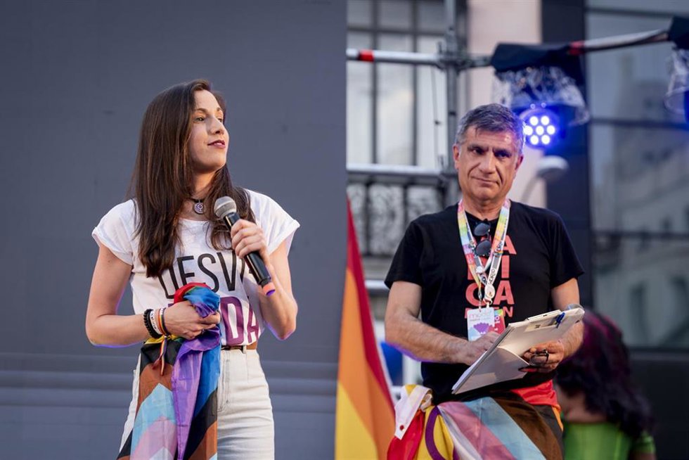La presidenta de FELGTBI+, Paula Iglesias (i), durante el pregón del Orgullo de Madrid 2025 (MADO 2025), en la plaza Pedro Zerolo, a 2 de julio de 2025, en Madrid (España). Este año los encargados de dar el Pregón del Orgullo LGTBIQ+ serán los protagoni