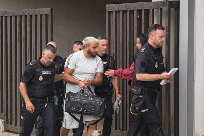 Uno de los detenidos que pasa a disposición policial, a 11 de julio de 2025, en Ribeira, A Coruña, Galicia (España). Otras seis personas fueron detenidas ayer, 10 de julio, por la multitudinaria pelea que se produjo el pasado 1 de julio entre los miembros