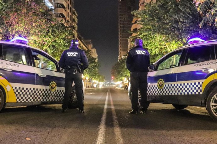 Archivo - Imagen de archivo de dos agentes de la Policía Local de Alicante