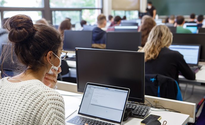Archivo - Estudiantes, con ordenadores, en clase.