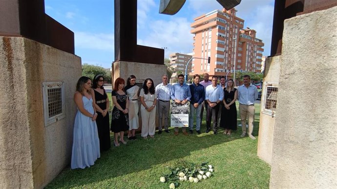 Acto de homenaje por el 28 aniversario del asesinato de Miguel Ángel Blanco en la rotonda dedicada a las víctimas del terrorismo en Alicante