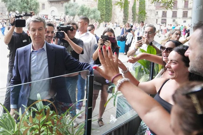 El presidente del Partido Popular, Alberto Núñez Feijóo, saluda a su llegada