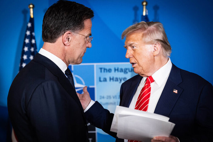 HANDOUT - 25 de junho de 2025, Holanda, Haia: O secretário-geral da OTAN, Mark Rutte, e o presidente dos EUA, Donald Trump, fazem comentários à imprensa à margem da Cúpula da OTAN de 2025. Foto: Martijn Beekman/NATO/dpa - ATENÇÃO: uso editorial apenas e s