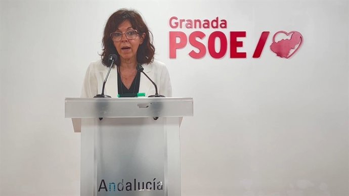 La parlamentaria del PSOE-A María Ángeles Prieto, en rueda de prensa en Granada.