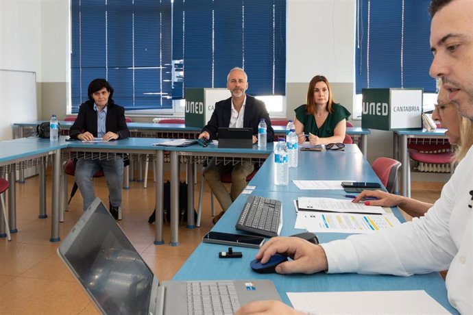 El consejero de Educación, Sergio Silva, preside la Junta Rectora de la UNED