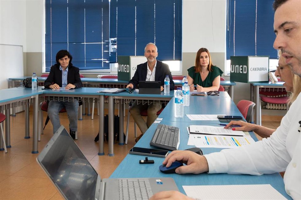 El consejero de Educación, Sergio Silva, preside la Junta Rectora de la UNED