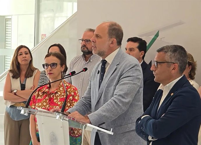 Archivo - El rector de la Universidad de Jaén, Nicolás Ruiz (c), junto a su equipo, en una comparecencia sobre el Grado de Ingeniería Biomédica.