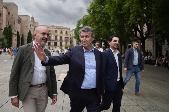 O presidente do Partido Popular, Alberto Núñez Feijóo (c), o presidente do PP de Barcelona e membro do parlamento, Manuel Reyes (d), e o vereador do PP na Câmara Municipal de Barcelona, Daniel Sirera (l), dão uma entrevista coletiva no Hotel L'Hospitalet 
