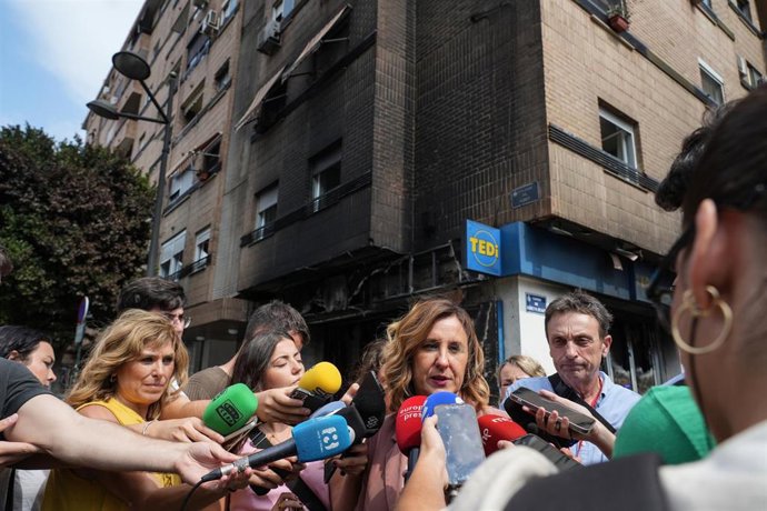 La alcaldesa de Valencia, María José Catalá, en la zona de la avenida del Puerto donde se registró esta semana un incendio en una tienda TEDi que ha afectado a varios inmuebles.  