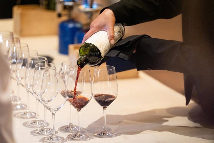 Archivo - Un sumiller sirve vino durante el acto de reconocimiento a la DOCa Rioja y el Consejo Regulador, en bodegas Herederos de Marqués de Riscal, a 5 de junio de 2025, en Elciego, Álava, País Vasco (España). En el marco de las actividades programadas 