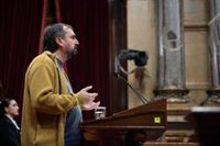 La CUP pregunta al Govern si denunciarà davant la Fiscalia l'obra sobre el català a Barcelona