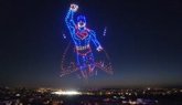 Foto: VÍDEO: Superman sobrevuela el cielo de Madrid con el mayor espectáculo de drones visto en España