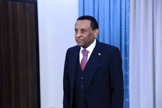 Archivo - El primer ministro de Sudán, Kamil Idris, durante su toma de posesión (archivo)